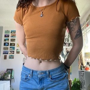 Cropped tee with lettuce hem